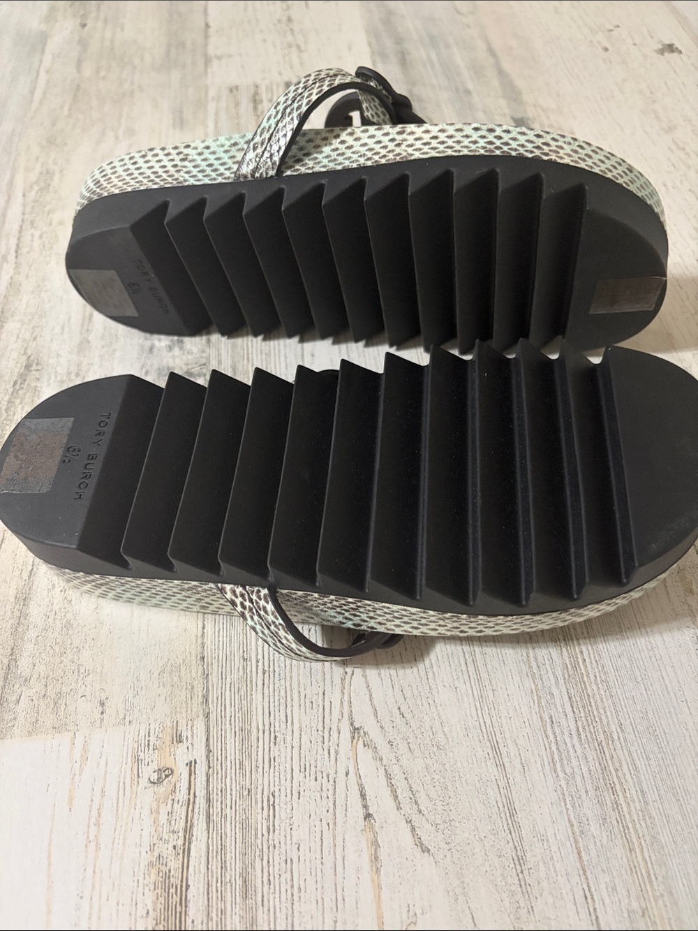 Tory Burch Miller Cloud Lug Sandals- Seaside Roccia Snakeskin Size 6.5. NWOB - Picture 12 of 16